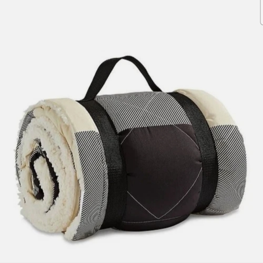 HUDSON'S BAY COMPANY CREAM/BLACK QUILTED CABIN OEKO TEX CERTIFIED THROW 50X72in